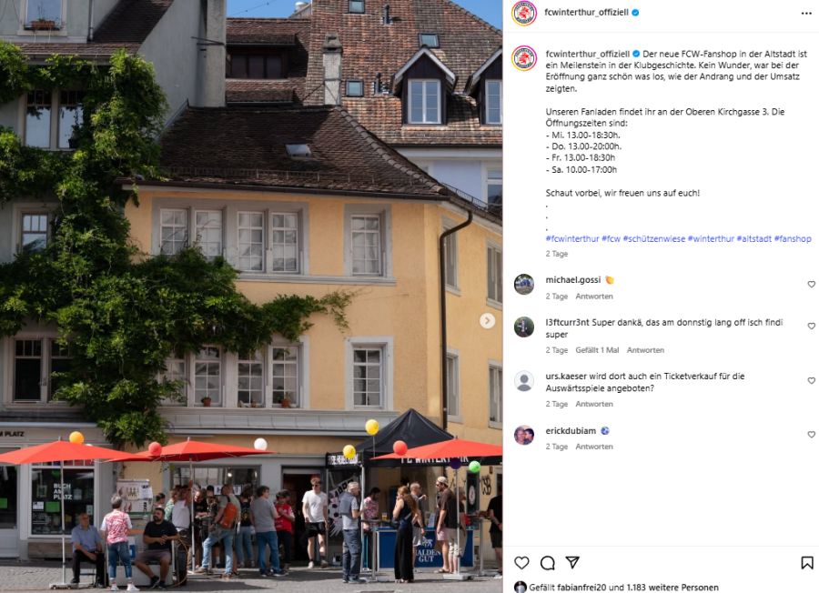 Die Fans besuchen die Eröffnung des neuen FCW-Fanshops.
