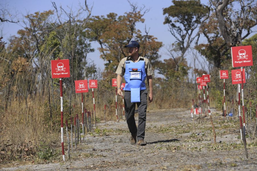 Prinz Harry geht in Angola durch ein Minenfeld.