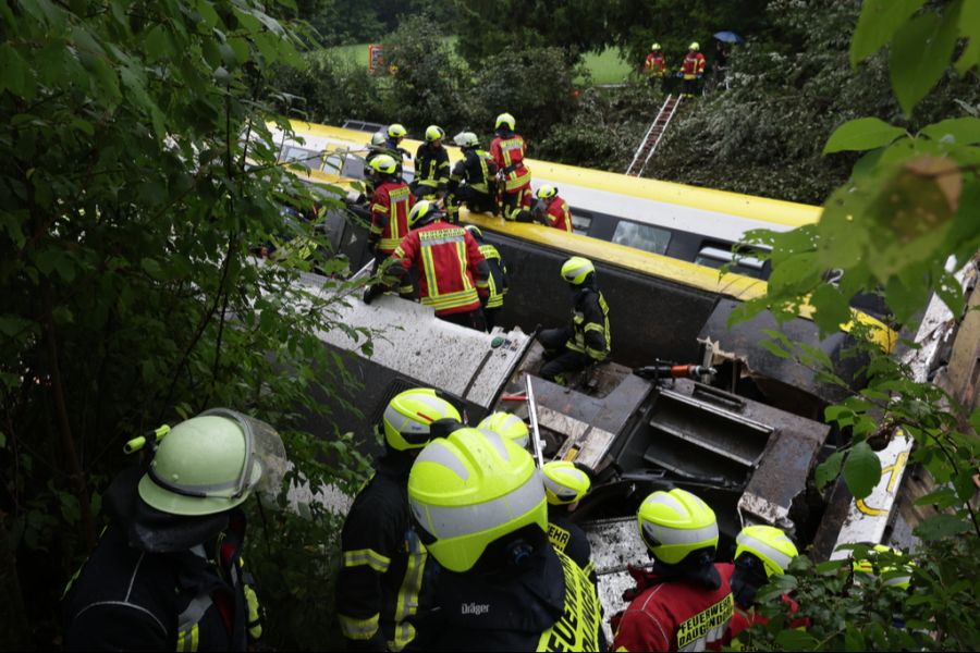 Beim Zugunglück in Baden-Württemberg kamen drei Menschen ums Leben.