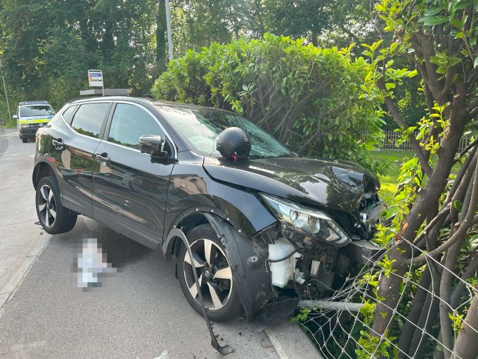 Das Auto prallte gegen einen Gartenzaun. Unfall AG