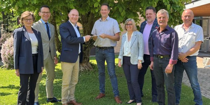 Der Rünenberger Gemeindepräsident Thomas Zumbrunn (4. v. l.) übergibt Regierungsrat Anton Lauber die Resolution. Oberbaselbiet