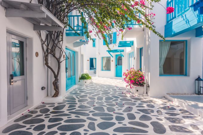 Von Athen nach Santorini: Bestaune die weissen Häuser mit ihren blauen Kuppeln, die Santorini zu einem besonderen Ausflugsziel machen. Symbolbild TUI