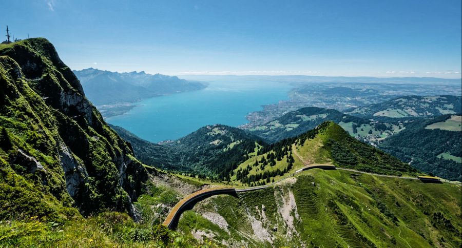 Auf dem Rochers-de-Naye geniessen Sie eine unglaubliche Panoramasicht auf die Alpen und den Neuenburgersee. Im Sommer ist die Umgebung perfekt für ausgiebige Wandertouren geeignet, im Winter wird das Massiv zum Wintersportgebiet.