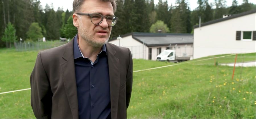 Daniel Bach ist Kommunikationsleiter des Staatssekretariats für Migration SEM. Er ist der Ansicht, das problematische Verhalten der Asylsuchenden sei der Grund, weshalb sie überhaupt in Les Verrières sind.