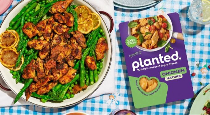 Planted betont, dass Fleischliebhaber weiterhin zu den Hauptabnehmern der pflanzlichen Produkte gehören. planted chicken