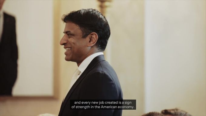 Bei dem grossen CEO-Treffen im Weissen Haus war auch Novartis-Chef Vas Narasimhan mit dabei – auch er erhob sich, nickte Donald Trump zu und grinste übers ganze Gesicht. Novartis Donald Trump