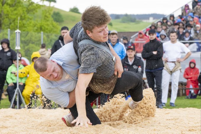 Pirmin Reichmuth, links, und Carlo von Rickenbach, rechts, im 4. Gang beim 105. Zuger Kantonalen Schwingfest. SCHWEIZ SCHWINGEN ZUGER KANTONALES