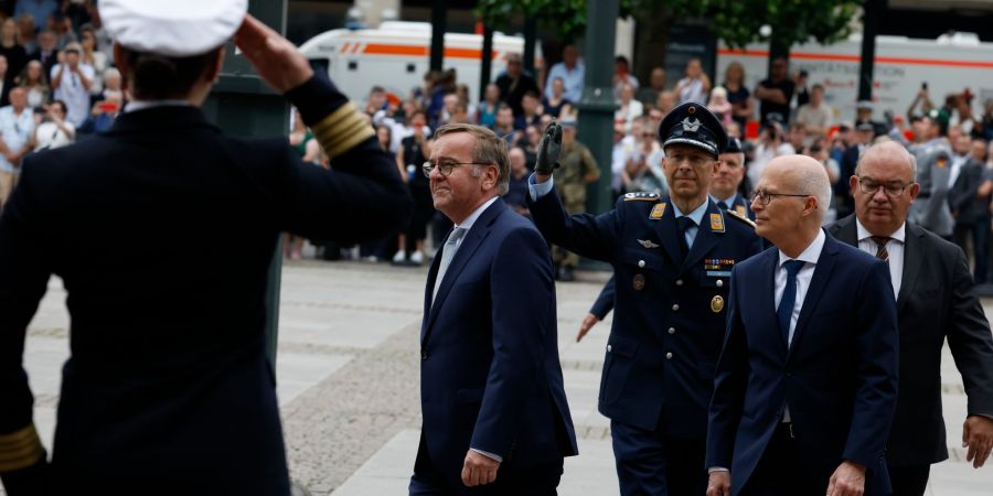 Bei einem feierlichen Beförderungsappell auf dem Hamburger Rathausmarkt dankt Verteidigungsminister Pistorius den Veteranen der Bundeswehr.