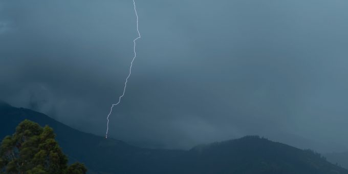 Bei Gewittern am Berg kann schnelles Handeln Leben retten. Blitz Berg