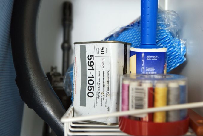 Bis 2007 wurde jedem Soldaten nach der RS eine Büchse mit 20 Patronen als «Taschenmunition» mitgegeben - und dann zum Beispiel im Putzschrank aufbewahrt. Taschenmunition Armee