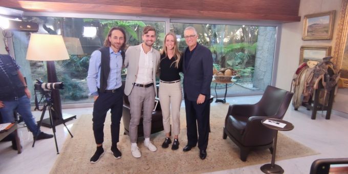 Momente in den Studios von TV Azteca, die Bitcoin-Geschichte schreiben: Daniel Jungen, Pascal Hügli, Naemi Hügli, Ricardo Salinas Pliego. Bitcoin