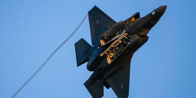 Nach Angaben der israelischen Armee ist die iranische Luftabwehr in Teheran inzwischen so weit geschwächt, dass die israelischen Kampfjets dort «frei Bahn» hätten. F-35