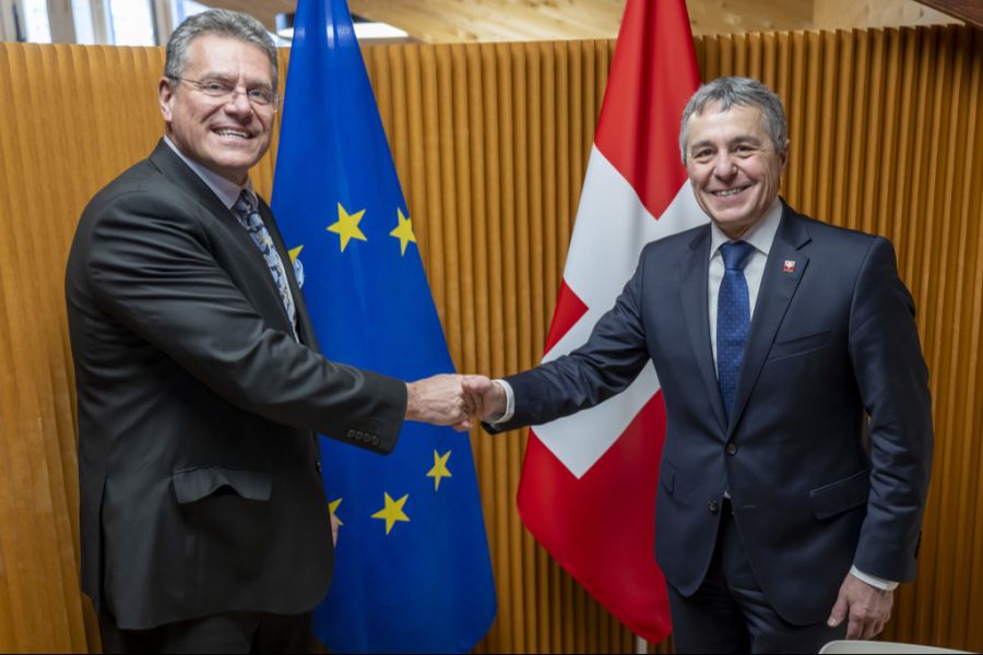 Die Schweiz und die EU haben die Verhandlungen über ein neues Vertragspacket abgeschlossen. Hier Aussenminister Ignazio Cassis (rechts) bei einem Treffen mit EU-Handelskommissar Maros Sefcovic am WEF in Davos im Januar 2025.