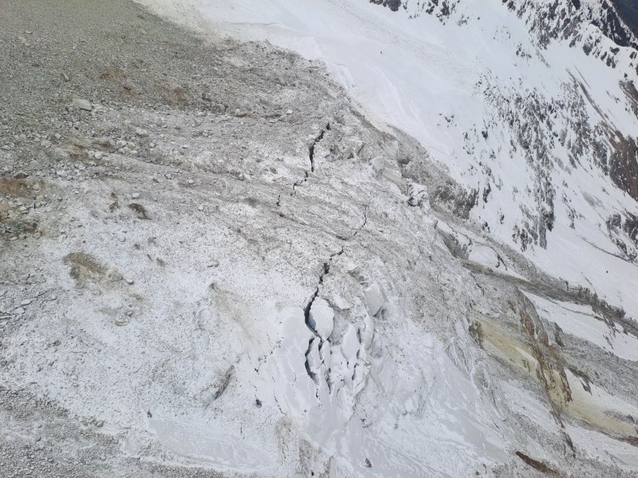 Steine eines Felssturzes vom Kleinen Nesthorn stürzen auf den Birchgletscher im Lötschental.