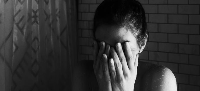 Eine Studie zeigt: Schlafmangel mindert positive Emotionen wie Freude stärker als er negative Gefühle verstärkt Schwarz weiss Bild Frau mit Händen über dem Gesicht