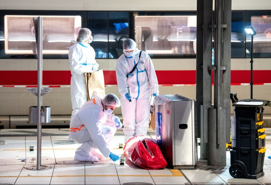 Die Spurensicherung im Einsatz nahe des Tatorts am Hamburger Hauptbahnhof.