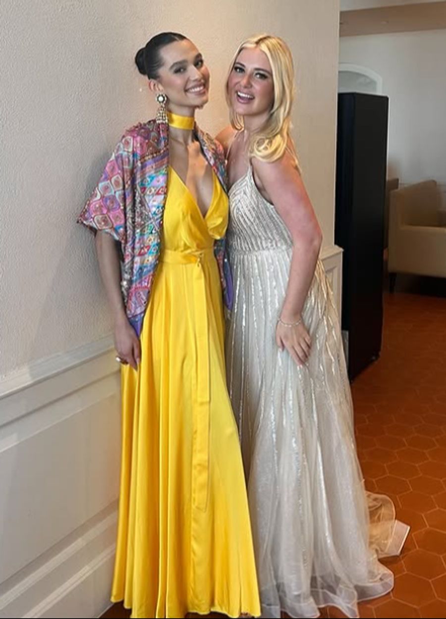 Milla Magee mit der Miss Polen in Indien.
