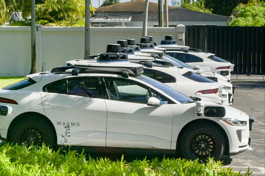 Tesla und Waymo
