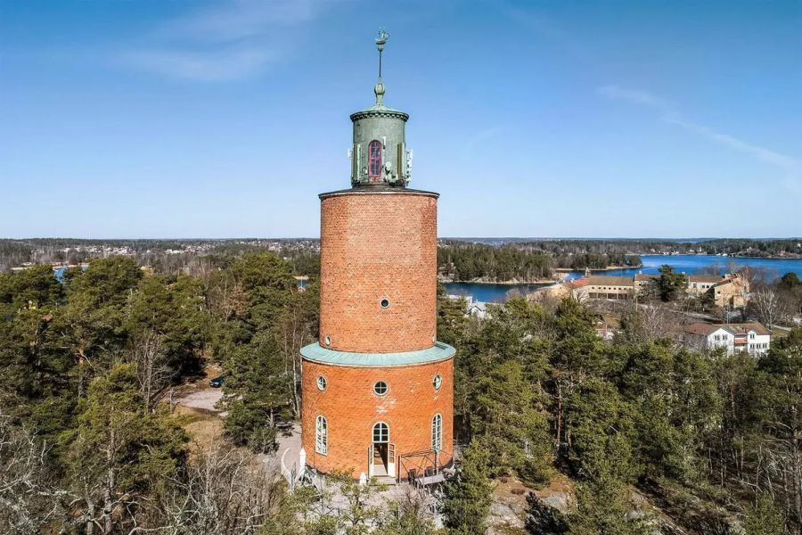 Nur einen Steinwurf von Schwedens Hauptstadt Stockholm entfernt steht ein ehemaliger Wasserturm, der in ein luxuriöses Wohnhaus verwandelt wurde, zum Verkauf.