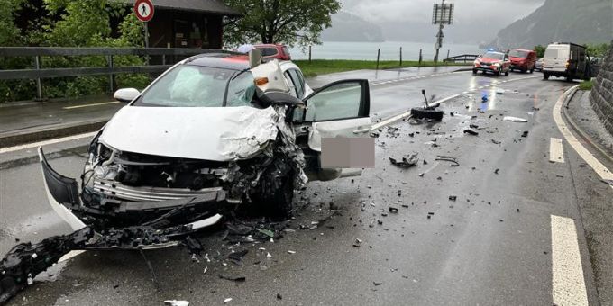 Auf der Axenstrasse bei Sisikon kollidierten ein Auto und ein Wohnmobil. Kollision