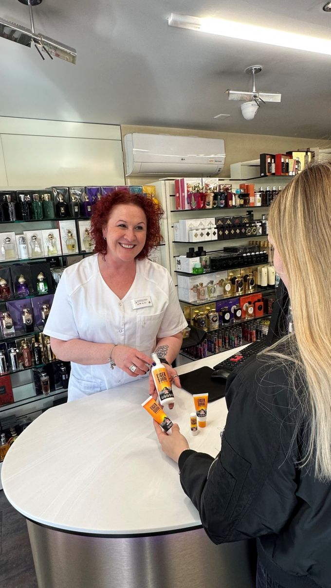 Pharma-Assistentin Daniela Grossniklaus von der Apotheke Dr. Portmann in Interlaken weiss, wovon sie spricht. Sonnenschutz