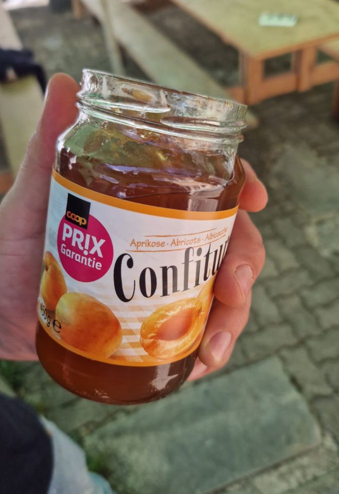 Schock, statt Zmorge-Buffet: Im Gewinde des Konfi-Glases von Coop hat es sich etwas gemütlich gemacht ... coop