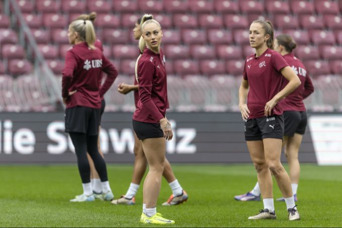 Alisha Lehmann und Lia Wälti im Training der Schweizer Nati. Alisha Lehmann