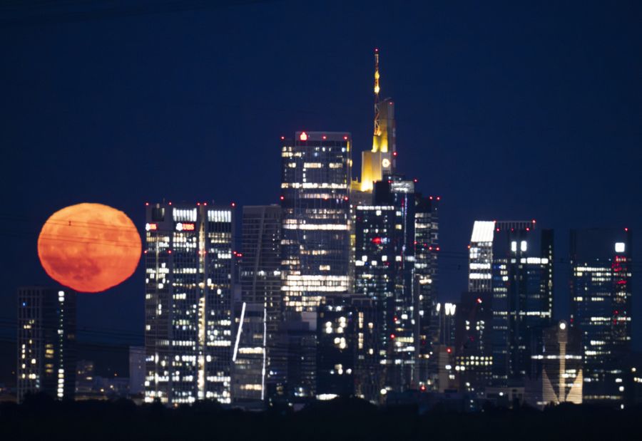 So sah der Erdbeermond über Hessen (D) aus.