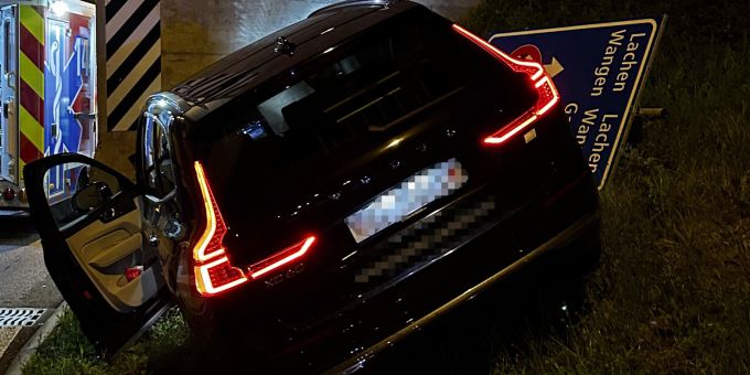 In Lachen ist ein Autofahrer frontal in eine Betonmauer geprallt. Selbstunfall Lachen