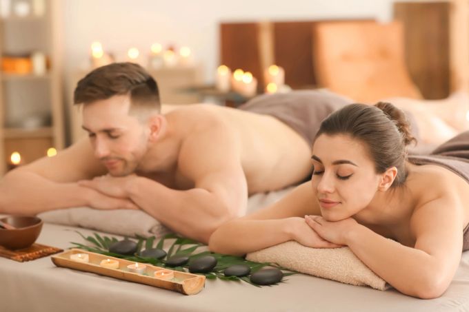 Mit den vielen einzigartigen Thermalbädern ist Budapest der ideale Ort für eine entspannte Auszeit zu zweit. Paarmassage