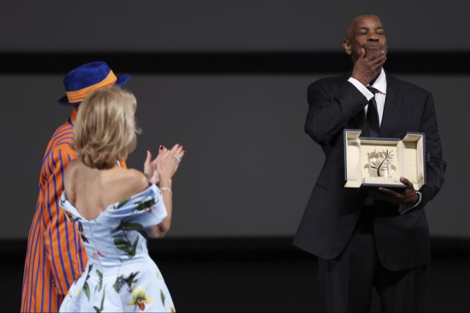 In Cannes wurde Schauspieler Denzel Washington mit der Goldenen Ehrenpalme überrascht. Denzel Washington