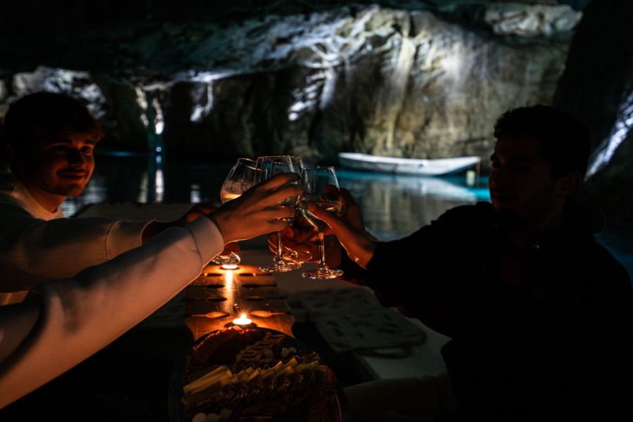 Geniessen Sie einen feinen Apéro an Bord. Dafür werden die Boote in der Mitte mit einer Bar ausgestattet.