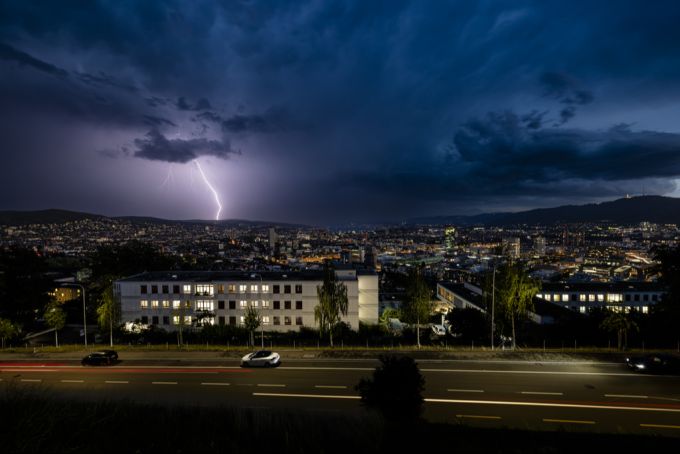 Am Wochenende dürfte es in der Schweiz am Abend einige Sommer-Gewitter geben. Wetter
