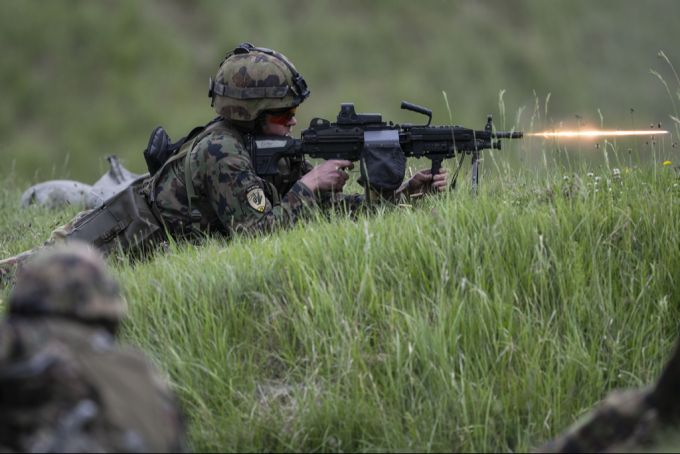 Geht es nach dem Nationalrat sollen höhere Hürden beim Zivildienst mehr Männer zum Militär bringen. (Symbolbild) Soldat Zivildienst