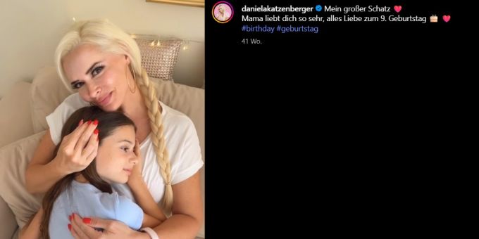 Daniela Katzenberger sieht das Schminken ihrer Tochter entspannt. Daniela Katzenberger