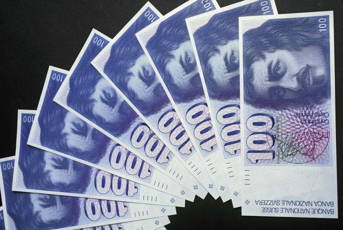 Hunderternoten im Wert von 1000 Franken der vor 25 Jahren zurückgerufenen 6. Serie von Schweizer Banknoten. Hunderternoten Banknoten Borromini
