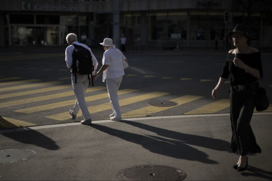 Er erwartet in Zukunft einen demografischen Wandel mit mehr Verkäufern als Käufern auf dem Immobilienmarkt, was zu sinkenden Preisen führen könnte.