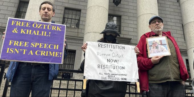 Aktivisten protestieren vor der Tufts Universität für die Freilassung der Studentin. tufts