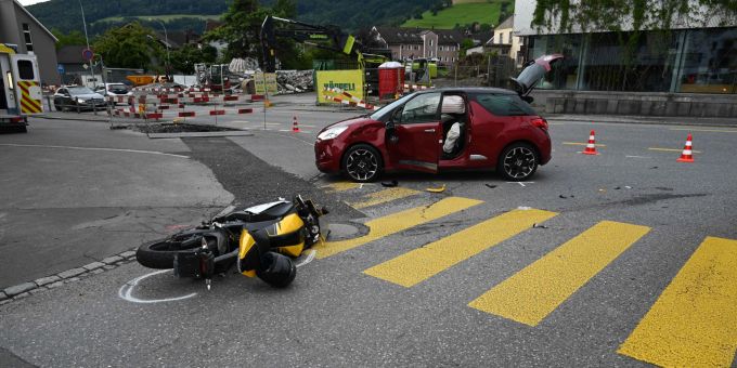 Grabs: Unfall zwischen Auto und Motorradfahrer. Unfall in Grabs