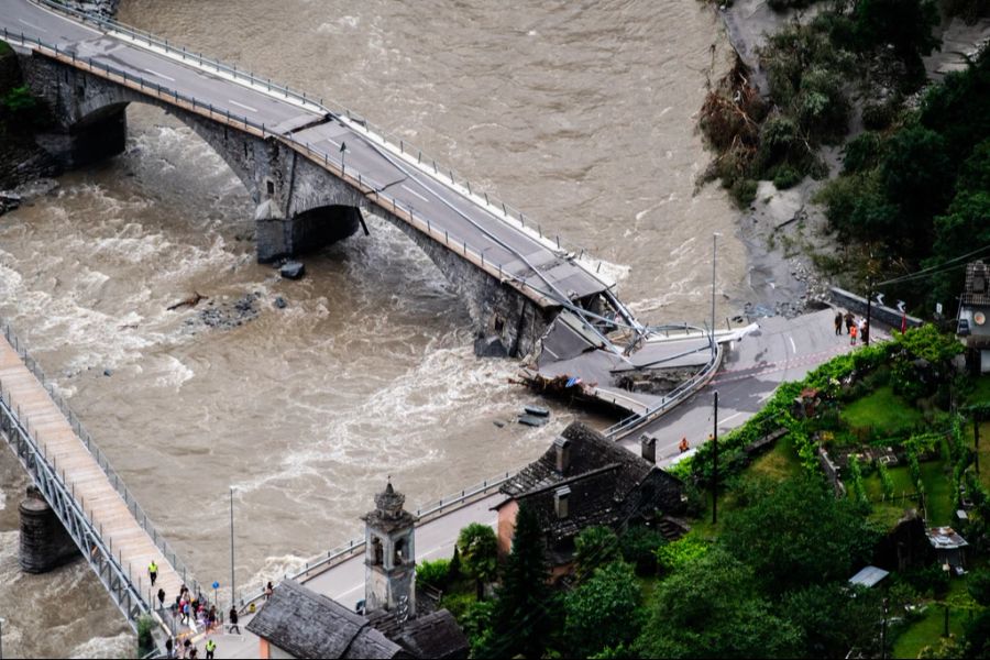 In Cevio riss der Fluss Maggia eine Brücke mit.