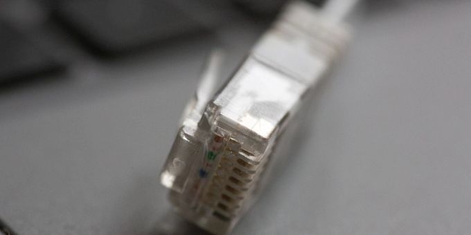 Nach Protesten gegen die Gewalt zwischen verschiedenen Stammesgruppen hat die Regierung des Bundesstaats Manipur den Zugang zum Internet und zu mobilen Datendiensten gekappt. (Symbolbild) Internet-Nutzer sollen ein Anrecht auf ein Mindesttempo bei der Datenübertragung haben.