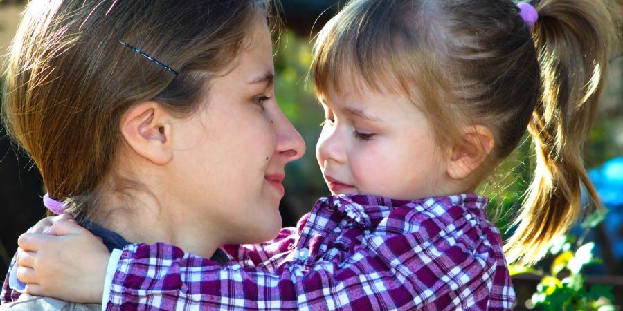 Mutte rund Tochter sprechen