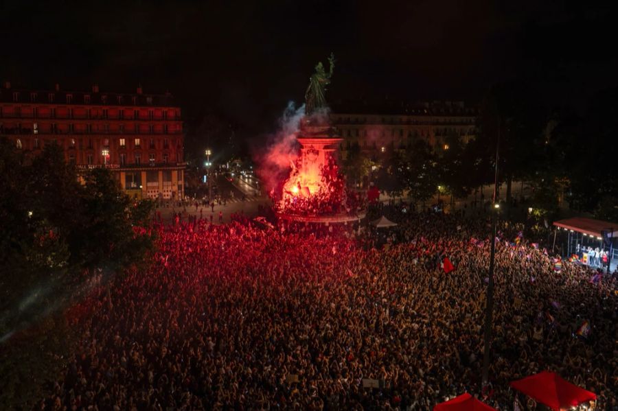 Der drohende Rechtsrutsch gefällt längst nicht allen. Hier protestieren Menschen in Paris.