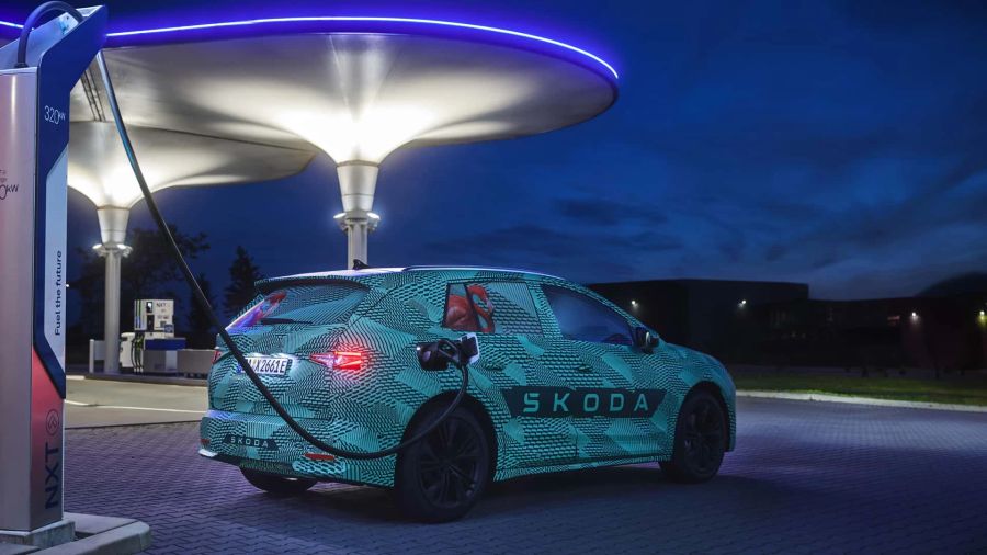 Skoda Elroq mit Tarnung an Ladesäule