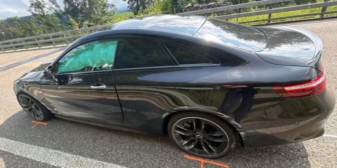 Teufen AR - Autofahrer (69) nickt ein und prallt gegen Steinmauer