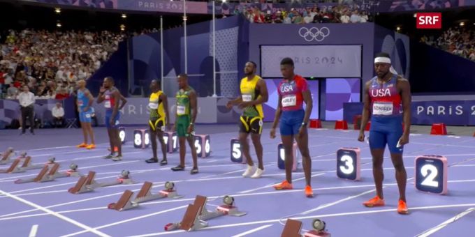 Minutenlang stehen die Sprinter hinter den Startblöcken und geniessen die Aufmerksamkeit. Bei den Frauen gab es keine solche Show. Olympia 2024