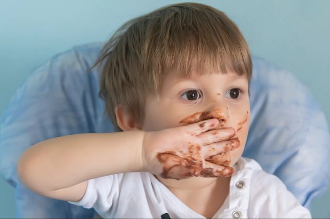 Schokolade schmeckt, aber zu früh sollten Kinder keine Schokolade bekommen. Schokolade
