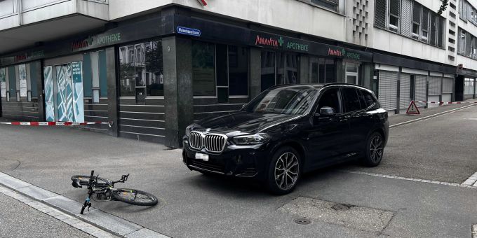 St. Gallen - Velofahrer (10) bei Kollision mit Auto verletzt