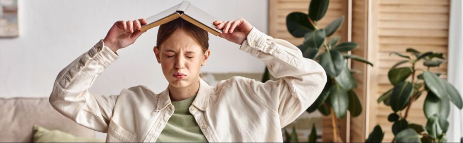 Teenager im Lernstress