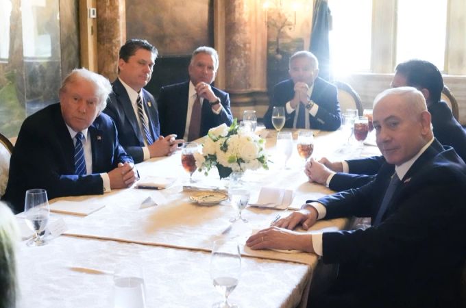 Israels Ministerpräsident Benjamin Netanjahu (r) hat sich in den USA unter anderem mit Donald Trump getroffen. Israel Benjamin Netanjahu Hisbollah